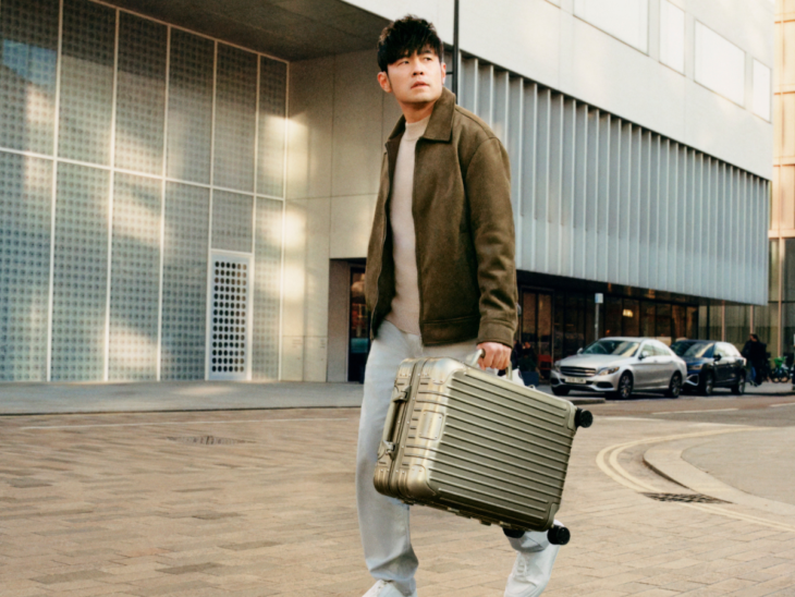 jay chou carrying his rimowa luggage