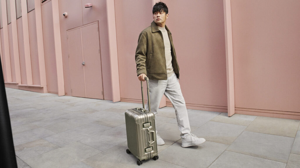 Jay Chou carrying his Rimowa luggage