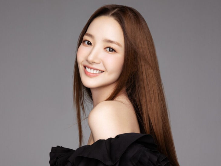 park min young smiling for a photoshoot